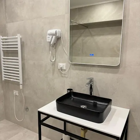Otel L'hotel Tiran